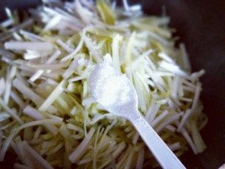 12、#适合冬天的菜#韭黄炒鸡蛋,加入白砂糖。(如果不喜欢甜的可以不加，南北方口味有差异)