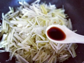 13、#适合冬天的菜#韭黄炒鸡蛋,加入生抽，大火快速翻炒。