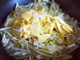 14、#适合冬天的菜#韭黄炒鸡蛋,加入提前煎好的鸡蛋，快速翻炒均匀即可出锅。