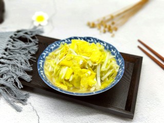 15、#适合冬天的菜#韭黄炒鸡蛋,盛出装入器具中。