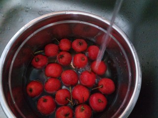 2、糖炒山楂,用水冲洗干净!