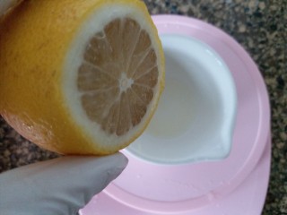 7、糖炒山楂,柠檬汁挤出来2克