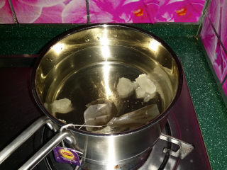 3、水果红茶,倒入适量清水移至燃气灶上