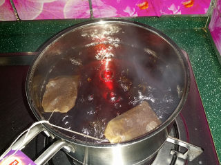 4、水果红茶,加适量清水煮开后、再煮1~2分钟关火