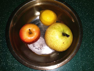 5、水果红茶,柠檬、苹果和梨子洗净后用盐水浸泡一会儿