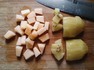 9、水果红茶,稍的将哈密瓜、奇异果去皮切小块
