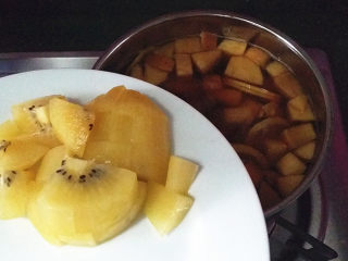 10、水果红茶,轻轻地放入奶锅中