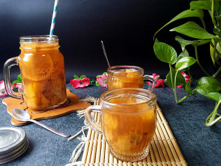 13、水果红茶,天热时喝杯冰镇水果茶,清凉润喉又解渴;寒冷时煮一杯,握在手心,暖心更暖胃