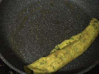 10、宝宝辅食之银鱼菠菜玉子烧,.待底部凝固后马上卷起。放到锅的一边