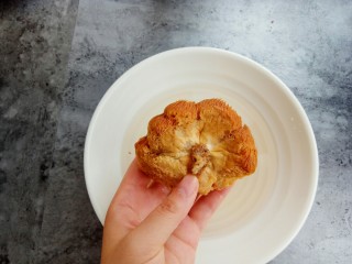 3、秋风渐凉，来一碗猴头菇鸡汤养胃吧,将猴头菇洗干净，去除猴头菇后面的蒂