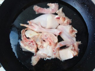 6、秋风渐凉，来一碗猴头菇鸡汤养胃吧,鸡肉加冷水放入锅中