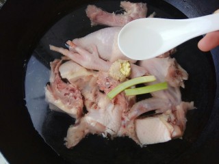 8、秋风渐凉，来一碗猴头菇鸡汤养胃吧,一勺料酒（家里没有料酒，我用的白酒）