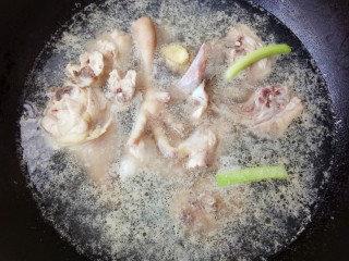 9、秋风渐凉，来一碗猴头菇鸡汤养胃吧,大火烧开，撇去浮沫