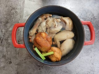 12、秋风渐凉，来一碗猴头菇鸡汤养胃吧,加入适量水