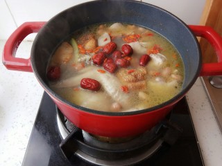 14、秋风渐凉，来一碗猴头菇鸡汤养胃吧,再放入红枣和枸杞子煲半刻钟