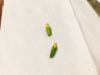 2、莲子红枣银耳糖水,将莲子心取出。