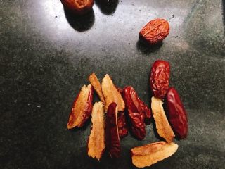 3、莲子红枣银耳糖水,红枣切小条备用。
