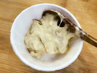 1、宝宝辅食-红枣发糕-18M+,放入模具，小芽用了蛋糕模具，只要耐热容器就好哈，模具底下可抹一层油，这样蒸完后比较容易脱模