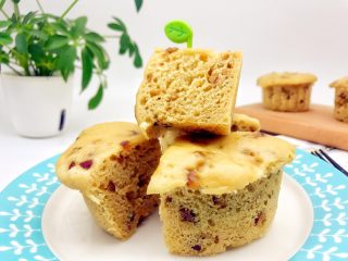 2、宝宝辅食-红枣发糕-18M+,稍稍冷却后脱模，质地很柔软哦，趁热赶紧吃吧。