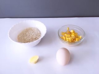 1、早餐+营养早餐鸡蛋玉米羹,将大米，玉米粒生姜鸡蛋准备好