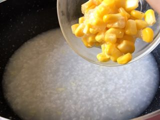 6、早餐+营养早餐鸡蛋玉米羹,大米煮开花后放入玉米粒