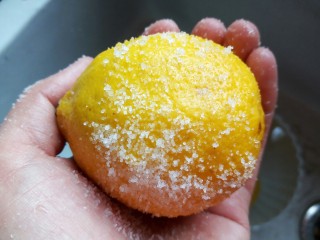 3、柠檬蜂蜜茶,新鲜的柠檬上都会有种涂蜡的感觉，还是洗一下放心点，柠檬沾水用食盐揉搓表面、把柠檬表面用食盐多揉搓几次