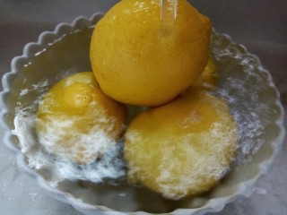 4、柠檬蜂蜜茶,用清水清洗干净即可