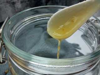 8、柠檬蜂蜜茶,准备一个大的容器，这是我前阵子刚买的，开水洗好罐子，晾干或者擦干水分，先倒一层蜂蜜在罐子底部