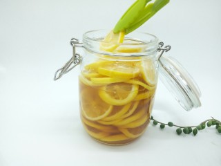 11、柠檬蜂蜜茶,时间差不多了，用干净的夹子夹1到2片柠檬到杯子里