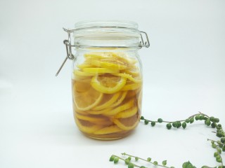 10、柠檬蜂蜜茶,最上面一层的柠檬可以多加一点蜂蜜，盖好盖子，放冰箱冷藏3到5天就可以品尝