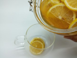 12、柠檬蜂蜜茶,再倒一点蜂蜜