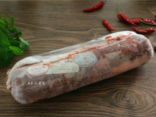 1、香辣薄荷炒羊肉,备好食材，羊肉提前取出解冻，软化后用清水浸泡一两遍，洗净沥干水