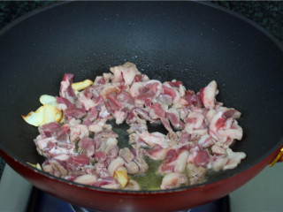 6、香辣薄荷炒羊肉,倒入羊肉，保持大火快速煸出油脂