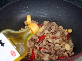 9、香辣薄荷炒羊肉,调入花椒油，翻炒均匀