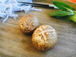 1、#感恩节食谱# 香菇虾仁蔬菜粥,新鲜的香菇2只。