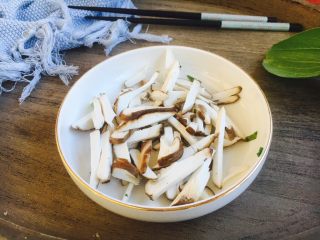 2、#感恩节食谱# 香菇虾仁蔬菜粥,把香菇切成任意大小的片。