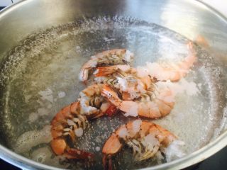 3、#感恩节食谱# 香菇虾仁蔬菜粥,鲜虾煮熟。