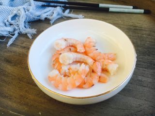 4、#感恩节食谱# 香菇虾仁蔬菜粥,把煮熟的虾去皮。