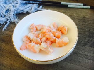 5、#感恩节食谱# 香菇虾仁蔬菜粥,改刀切成虾米。