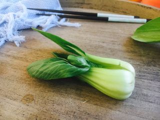 6、#感恩节食谱# 香菇虾仁蔬菜粥,小油菜1棵。