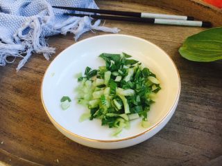 7、#感恩节食谱# 香菇虾仁蔬菜粥,把小油菜切成碎末。