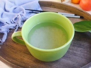 9、#感恩节食谱# 香菇虾仁蔬菜粥,把米清洗一下。