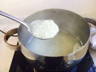 12、#感恩节食谱# 香菇虾仁蔬菜粥,20分钟后大米粥煮好了，好浓稠的粥。