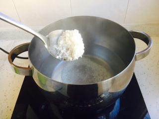 10、#感恩节食谱# 香菇虾仁蔬菜粥,锅里放入1000ml的水，水开后放入大米。