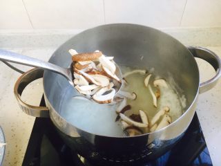 13、#感恩节食谱# 香菇虾仁蔬菜粥,放入香菇丝。