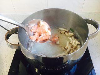 14、#感恩节食谱# 香菇虾仁蔬菜粥,放入虾米。