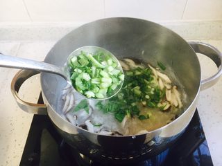 15、#感恩节食谱# 香菇虾仁蔬菜粥,放入小油菜碎末。