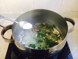 16、#感恩节食谱# 香菇虾仁蔬菜粥,放入少许盐调味。