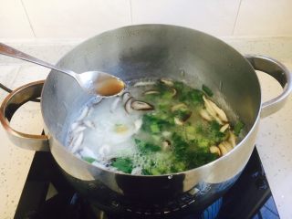 17、#感恩节食谱# 香菇虾仁蔬菜粥,滴入1滴香油。