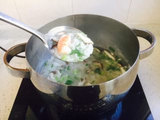 18、#感恩节食谱# 香菇虾仁蔬菜粥,搅拌均匀就可以了。